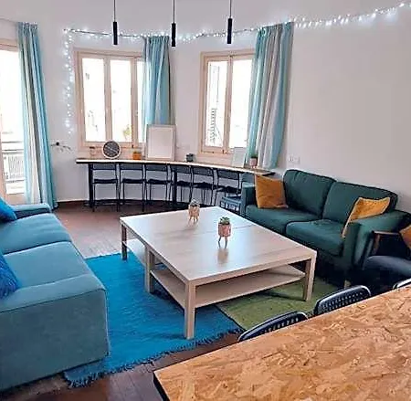 Bee Hostel *